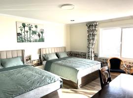 Master Bedroom with Two Queen Sized Bed, hotel in Richmond