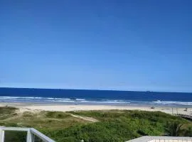 Apartamento de cobertura na beira mar e de frente para o mar. Vista maravilhosa.