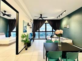 New URBAN SUITES Seaview Family Homestay by Heng Penang Homestay, hotelli, jossa on porealtaita kohteessa Jelutong