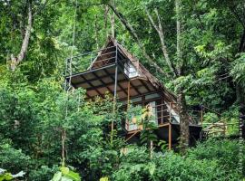 Sunset Valley Kerala Pool Resort - Monsoon Forest Cottage Stay in Idukki with Private Waterfalls, Natural Streams & Breathtaking Views, hotel v destinaci Pīrmed