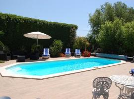 Chambre SEVILLE - Mas Saint-Louis, bed and breakfast en Aigues-Mortes