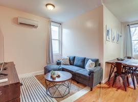 Comfy Bayonne Townhome about 11 Mi to NYC Attractions, hotel com estacionamento em Bayonne