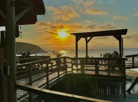 Pousada & Camping Tubarão, lemmikloomasõbralik hotell sihtkohas Ilha do Mel