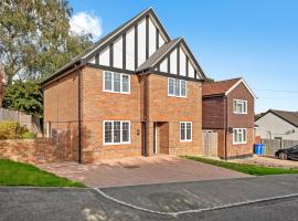 Luxury New Build 4/5 bed House in Ascot - Private Garden & Parking, hotel v destinaci Winkfield