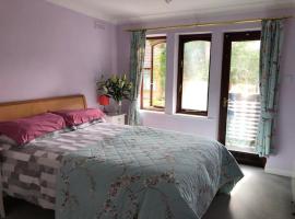 Cozy bedroom in well equipped apartment, cheap hotel in Leatherhead