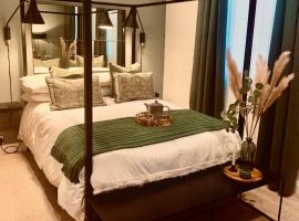 The Fifth Quarters, Grade II Listed Apartment, The Lace Market, NG1, City Centre, Nottingham, Sleeps 4, spa hotel in Nottingham