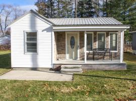 Pet-Friendly Michigan Retreat with Fire Pit and Yard! โรงแรมในฮอตันเลค