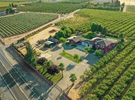 Surendra Lodi Farmhouse, hotel con estacionamiento en Lodi