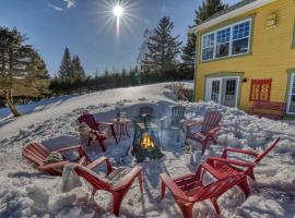 Stunning Waterfront Chalet A Lot Of Natural Light, hotel i Saint Zenon