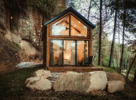 Tiny Cabin in RRG - The Taoist, villa in Rogers