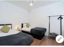 Comfy 2 bed Apart /free parking/sleeps 4- Oldbury