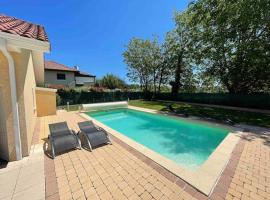 Villa piscine proche de Genève, hotell sihtkohas Saint-Genis-Pouilly