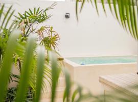 acogedora casa con hospedaje para 2 personas, hotel with pools in Chetumal