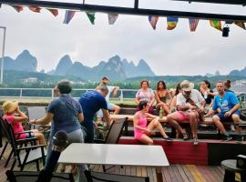 Showbiz Hostel, hotel in Yangshuo