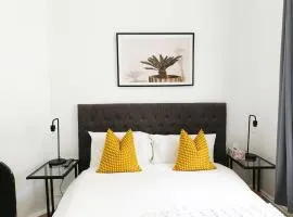 Stylish Queen Room 1Min Walk to Station 5Min to City 10Min to Airport