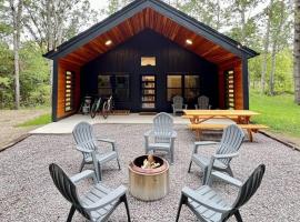 Cuyuna Adventure Cabin: Solo Stove - On Bike Trail, casa vacacional en Crosby