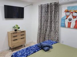 1 Bedroom Apartment in center of town., hotel sa Utila