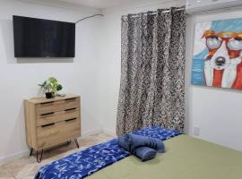 1 Bedroom Apartment in center of town., apartment sa Utila