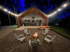 Ultimate Retreat: Fireplace, NEW! On Bike Trail, casa vacacional en Crosby