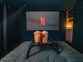 Cinéma ROOM l'unique expérience, logement avec cuisine à Saint-Étienne