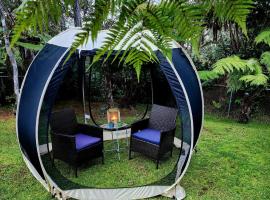 Romantic Retreat, Pop up Dome at your own private yard, Outdoor shower, firepit, 5 min to Hawaii Volcano park, hotel med parkering i Volcano