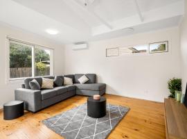 Cabinesque Comfort - A Refreshing Beachside Retreat, Cottage in Barwon Heads