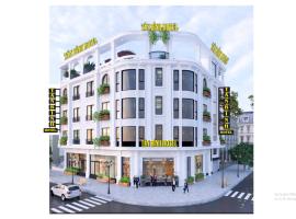 T&acirc;n Hạnh Hotel، فندق مع موقف سيارات في B&agrave; R&aacute;