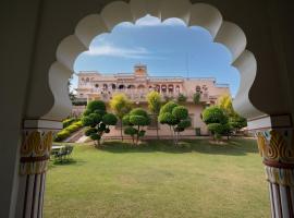 Fort Beejwar Chauhan by Aayams Neemrana, hotel con parking en Shāhjahānpur