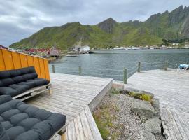 Charming waterfront cabin in Ballstad, Lofoten, villa i Ballstad