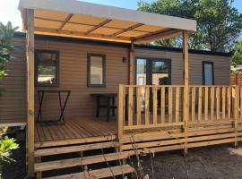 Charmant dans camping 5 étoiles-lac, glamping site in Biscarrosse