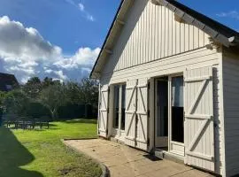 Ma cabane et les vagues by Melrose