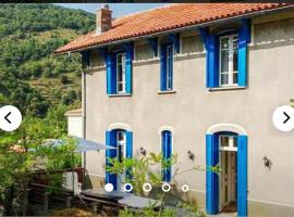Charming holiday home in a beautiful setting, Hotel in Axat