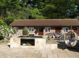 The Stables - 2 bed with large garden and hot tub., hotel i Sway