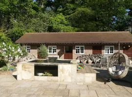 The Stables - 2 bed with large garden and hot tub.