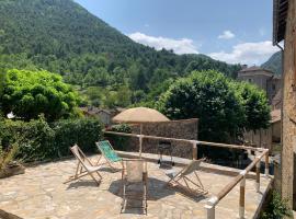 GITE AVEC GRANDE TERRASSE, hotel in Peyreleau