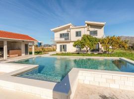 Gorgeous Home In Opuzen With Heated Swimming Pool, sumarhús í Opuzen