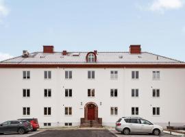 3 Bedroom Gorgeous Apartment In Stjrnhov – hotel z parkingiem w mieście Stjärnhov