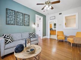 Downtown Digs~King Bed~UPSTAIRS Apartment~Downtown Eustis, hotel v destinaci Eustis