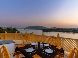 Atrangi Hotel & lakeview cafe at PICHOLA LAKE by JD, rum i privatbostad i Udaipur