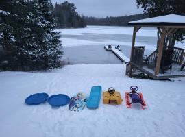 BowLakeHouse - Lakefront Cottage with Beach, cottage in Bancroft