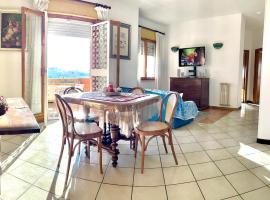 Stella Di Mare - ampio appartamento con doppi servizi - fronte mare, hotel bajet di Lido di Ostia
