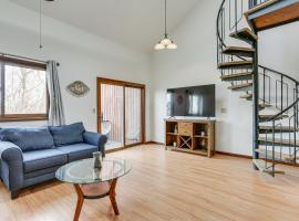 Vernon Township Condo with Balcony Near Ski Lifts! โรงแรมในVernon Township