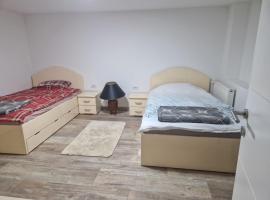 small apartment for two, hotel con parking en Brus
