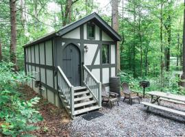 Tiny Home Cottage Near the Smokies #3 Ingrid, mini casa em Sevierville