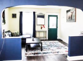 Cozy Retreat Near Fountain Square- Private Bedroom: Indianapolis şehrinde bir otel