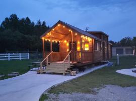 Lovely 1BR Cabin with Loft in Tennessee, hotel in Sevierville