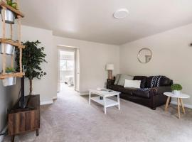 Spacious Kenmore Apartment- King Bed, Queen Bed, Fast Wifi, hotel v destinaci Kenmore