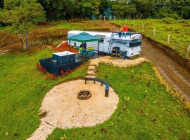 Bus Hotel with HotTube in the middle of mountain, apartamento em Sarchí