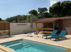 Petit chalet d’été avec piscine privée chauffée, hôtel à Bonifacio