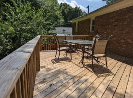 Cozy 3BR house near downtown Spartanburg.，位于斯帕坦堡的酒店